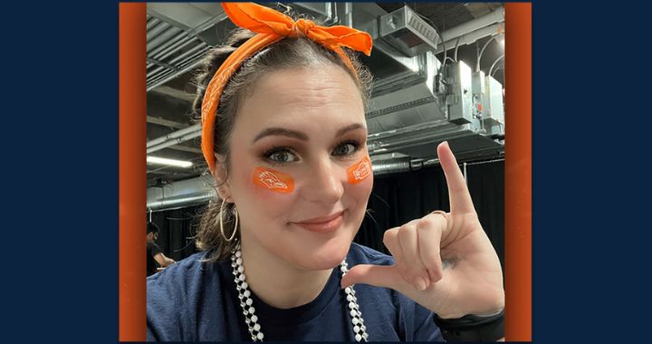 UTSA Online student Amanda Bovi holding up the Roadrunner hand sign